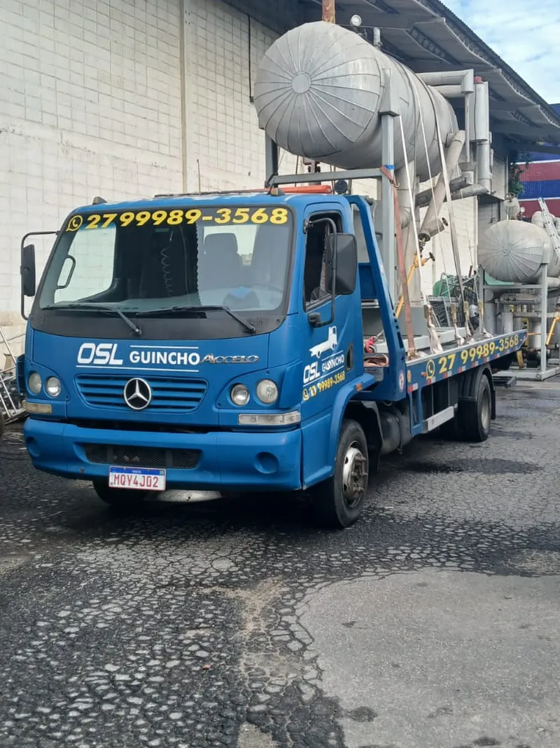 Guincho OSL Mercedes-Benz Accelo carregando um grande tanque industrial