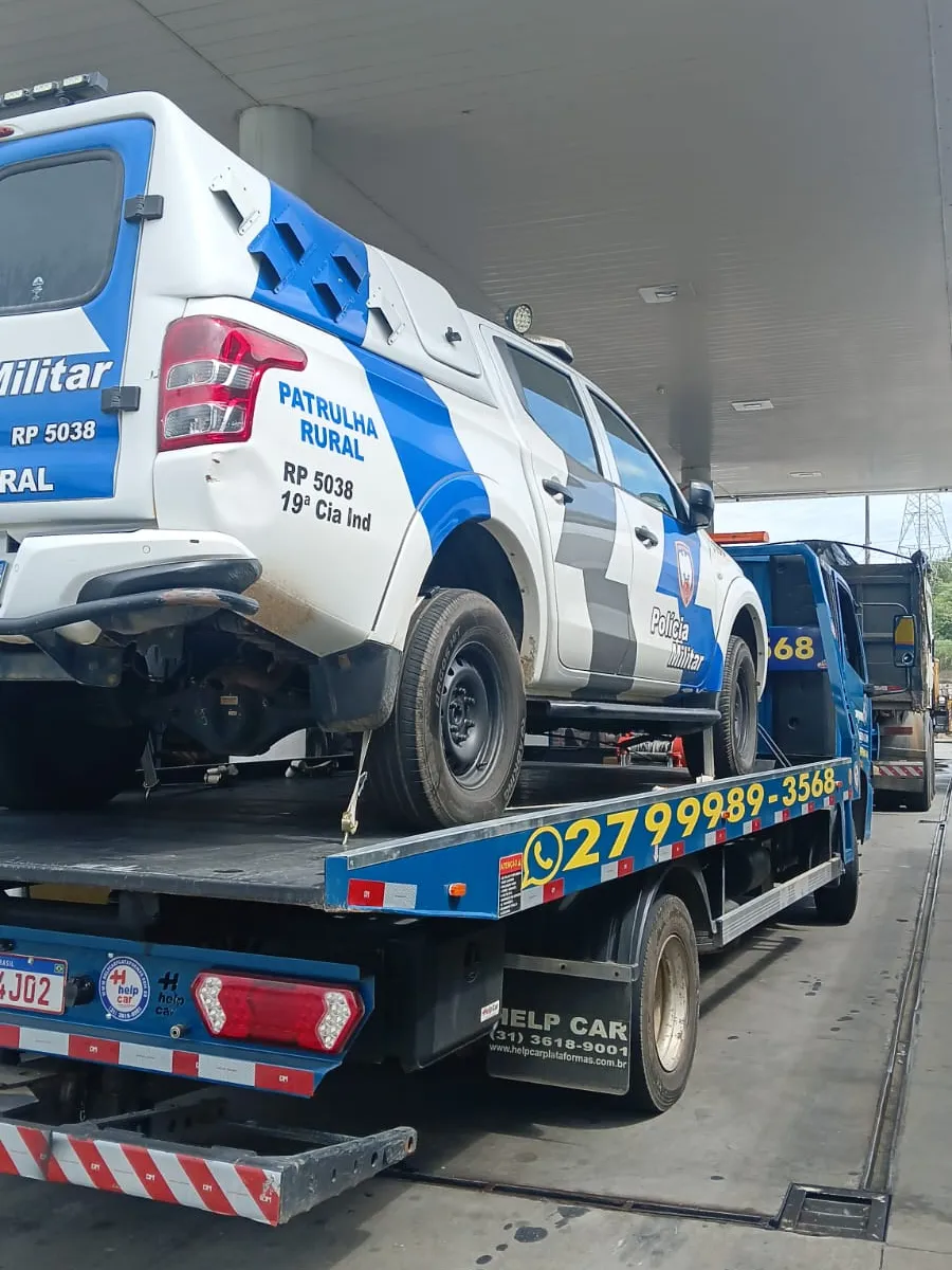 Caminhonete da Polícia Militar sendo transportada pelo guincho da OSL